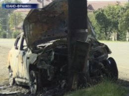 В Івано-Франківську водій влаштував перегони з копами на швидкості 200 км/год і врешті його автомобіль спалахнув