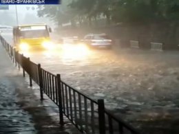 Івано-Франківськ затопило - в регіоні лише за день випала тижнева норма опадів
