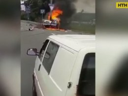 У Києві водій встиг за мить до вибуху вибратися з розтрощеного легковика