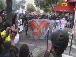 Акції протесту в Парижі закінчилися жорсткими сутичками з поліцією