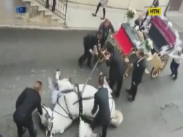 На Сицилії по дорозі до церкви впав кінь, котрий віз наречених