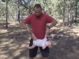 Знущання з дитини чи гімнастика для здоров'я? - користувачів мережі ошелешив ролик українського татуся