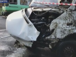 Смертельна ДТП у Дніпрі: зіткнулися позашляховик та маршрутка