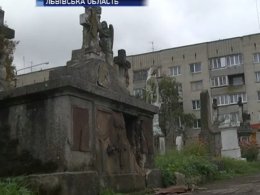 На Львівщині затримали любителя посидіти біля трун у гробницях