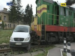 У Луцьку водій автівки вирішив позмагатися з локомотивом