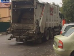 Во Львове мусоровоз переехал насмерть двух женщин