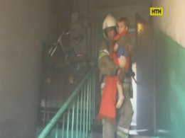 Полтавські рятувальники винесли із задимленої оселі пенсіонерку та двоїх дітей