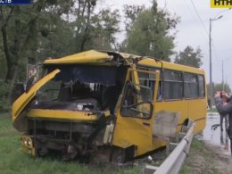 На Киевщине на мокрой дороге столкнулись маршрутка и служебный автобус Нацгвардии