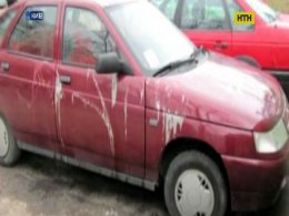 Столичні борці з паркуванням облили автівки кислотою