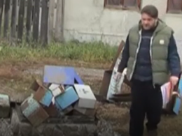 В России священник оградил колодец надгробиями