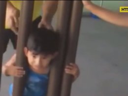 Дворічний хлопчик застряг головою між трубами у Бразилії