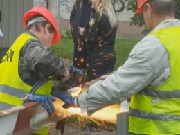 В Луцке муниципальный дозор сносит шлагбаумы во дворах