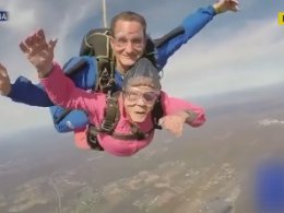 94-річна пенсіонерка стрибнула із парашутом