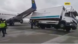 В аэропорту Борисполь в самолет врезался грузовик