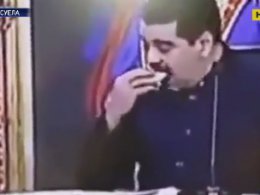 Президент Венесуэлы ест пирог во время прямого эфира