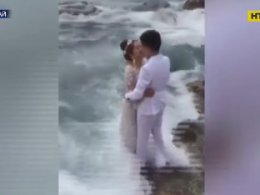 Неудачная свадебная фотосессия: невесту смыло в море