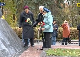 На честь 74 річниці визволення Києва від фашистських загарбників, у столиці поклали квіти до пам'ятника генералу Ватутіну