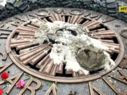 Поліцейські розшукують вандалів, які залили цементом Вічний вогонь у Києві