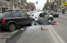 ДТП біля метро «Шулявська»: зіткнулися 3 автомобілі, одна людина загинула