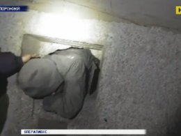 Спасение пьяного бездомного из вентиляционной шахты в Запорожье
