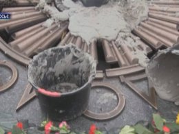 У Києві вдруге за місяць невідомі залили вічний вогонь цементом