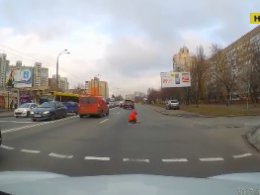 Жінка знепритомніла посеред дороги у Києві