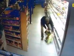 Чоловік впустив дитину на підлогу в супермаркеті