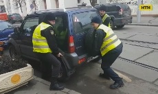 Поліцейські перетягли автомобіль, який заважав руху трамваїв на Подолі