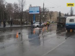 Огляд  смертельних ДТП: вантажівка Національної гвардії України збила жінку на зебрі