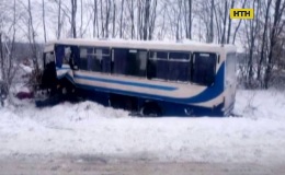 Автобус с заключенными столкнулся с хлебовозкой в Львовской области