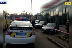 В одеському автосалоні влаштували стрілянину та захопили у заручники персонал