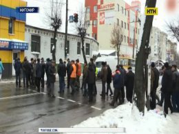 Близько сотні працівників автодору перекрили одну з центральних вулиць Житомира