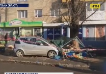 Женщина за рулем Мерседеса разнесла продуктовый рынок в Ужгороде