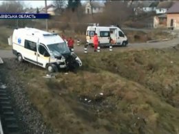 На Львівщині автомобіль швидкої допомоги зіткнувся із потягом