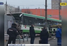 Рейсовый автобус протаранил остановку в Москве