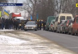 Військові пенсіонери перекрили дороги і вимагають підвищення пенсій