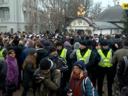 В центре Киева люди с иконами и молитвами встали на защиту Десятинного монастыря