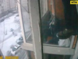 Спайдермен по-сумському: чоловік спускався з 9 поверху просто між балконами без будь-якого спеціального спорядження