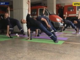 В Виннице спасатели полгода осваивали йогу