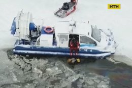 Тела туристов, которые провалились под лед Пярнуского залива, вытащили на поверхность
