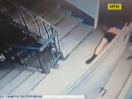В Запорожье тело убитого мужчины пытались спрятать в лифте