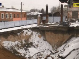 В Харькове из-за аварии на коллекторе под землю ушел дом вместе с асфальтом