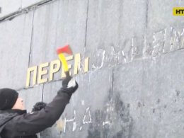 Несколько молодых людей сбили плиты и надпись "победителям над нацизмом" на мемориале Славы во Львове