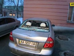 В Киеве мужчина порубил 10 машин топором