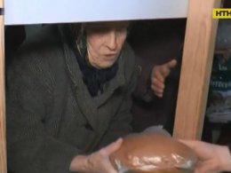 Супруги в Луцке раздают пенсионерам бесплатный хлеб
