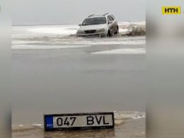 Водитель "евробляхи" запарковался на реке, и ушел под лед