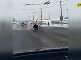Украинцы несмотря на снег и мороз - развлекаются