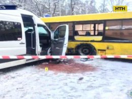ДТП на виїзді з Києва: рейсовий автобус не пропустив маршрутку