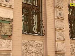 В центре столицы вандалы повредили фасад музея Леси Украинки