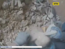 Живе немовля витягли з-під завалів після вибуху у Сирії